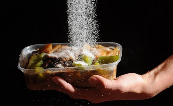 Người bị tràn dịch màng phổi nên kiêng những đồ ăn chứa nhiều muối